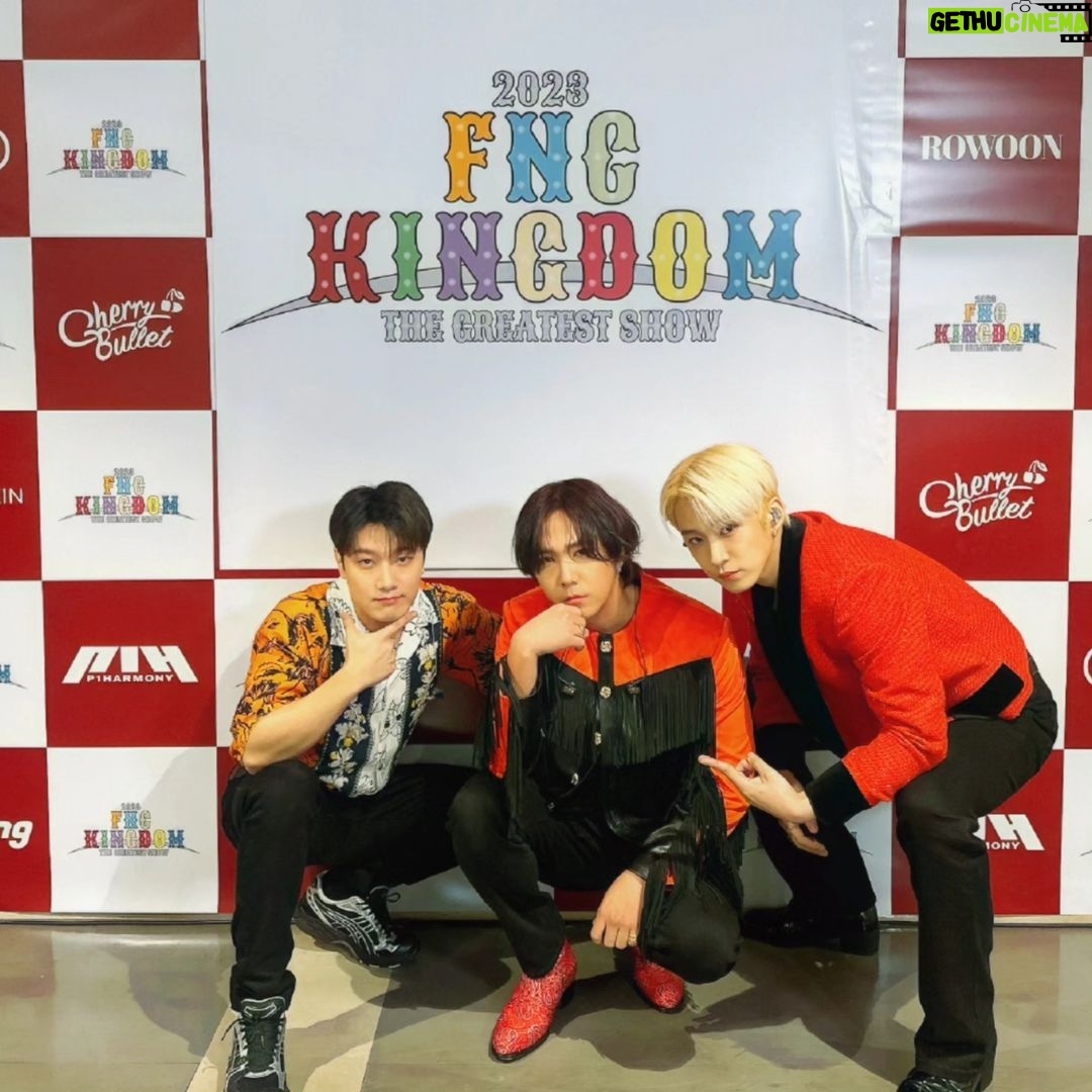 Lee Hong-gi Instagram - #fnckingdom #10anniversary #ftisland 앞으로 더 좋은 음악과 이야기들로 자주 만나자 우리와 자주 놀자 오늘 했던 약속 서로 꼭 기억하자🤘🤘 おれらのつづきのたびがたのしみだな!!!! いちよう!!! 12/23にちにあお!!! もっとうたってはなししてあそぼ!!!!🫠☺️🤘
