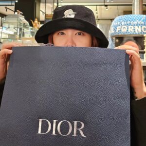 Lee Hong-gi Instagram - 엄마 생일선물 
홍기 일년수고했다고 선물 
서로 기분좋게 물물교환!!!!🤘
엄마랑 데이트 겁나 어색하네 ㅋㅋㅋㅋㅋㅋㅋ
오늘은 과시 좀 해보자!!!!💥
@yyyoung_92