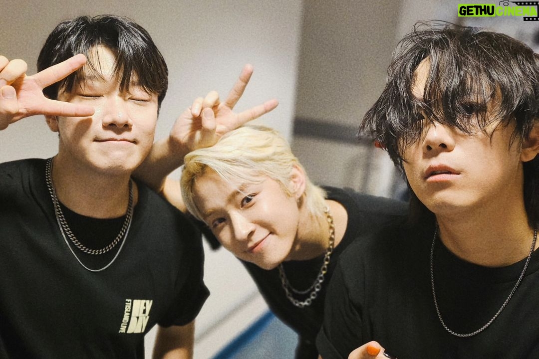 Lee Hong-gi Instagram - 와우...이번엔 7년만에 만난 #singapore#primadonna 너무너무 즐거웠습니다!!!😚🤘 이렇게나 반겨주고 잊지않고 노래들 다 기억해주고 신곡도 다 듣고와주고!!! 어느곳을 가도 여러분들 덕분에 힘이납니다!!! 새로만든 노래 살짝 스포했는데 조그만 기다려줘요!! 약속대로 곧 돌아올께요😁 약속!!!!!!!🤙 つぎはどこ?? #너무너무thankyou#ftisland#heyday