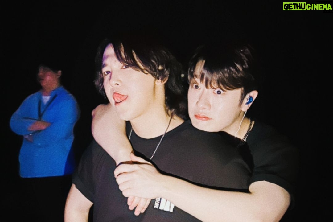 Lee Hong-gi Instagram - 와우...이번엔 7년만에 만난 #singapore#primadonna 너무너무 즐거웠습니다!!!😚🤘 이렇게나 반겨주고 잊지않고 노래들 다 기억해주고 신곡도 다 듣고와주고!!! 어느곳을 가도 여러분들 덕분에 힘이납니다!!! 새로만든 노래 살짝 스포했는데 조그만 기다려줘요!! 약속대로 곧 돌아올께요😁 약속!!!!!!!🤙 つぎはどこ?? #너무너무thankyou#ftisland#heyday