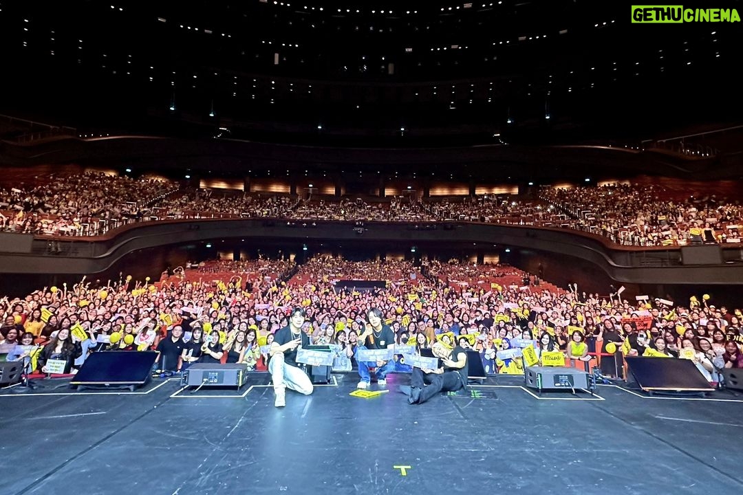 Lee Hong-gi Instagram - 와우...이번엔 7년만에 만난 #singapore#primadonna 너무너무 즐거웠습니다!!!😚🤘 이렇게나 반겨주고 잊지않고 노래들 다 기억해주고 신곡도 다 듣고와주고!!! 어느곳을 가도 여러분들 덕분에 힘이납니다!!! 새로만든 노래 살짝 스포했는데 조그만 기다려줘요!! 약속대로 곧 돌아올께요😁 약속!!!!!!!🤙 つぎはどこ?? #너무너무thankyou#ftisland#heyday