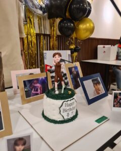 Lee Hong-gi Instagram - 어제 태국프리마돈나분들의 깜짝생일파티 너무너무 고마웠어요🫡 깽짱러이!!!!!ㅎㅎ 그리고 다둘 새해복 많이많이 받으세요😄😄😄🤘
