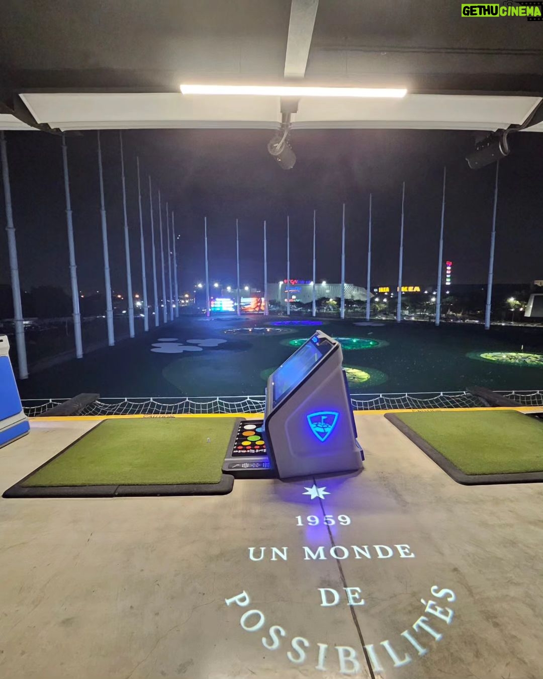 Lee Hong-gi Instagram - 오호!!!인도어지만 다같이 게임도 할수있고 재밌는곳 #topgolf#thailand 왔지롱🫡🫡 연습도하고 거리내기도하고 럭키로 핑크볼도 뽑아서 경품도 뽑아봤다☺️ 우리나라에도 이거 생기면 자주갈듯한데 ㅋㅋㅋㅋㅋㅋㅋㅋ 옛날 락볼링장느낌!!!ㅋㅋㅋㅋㅋ Topgolf Thailand