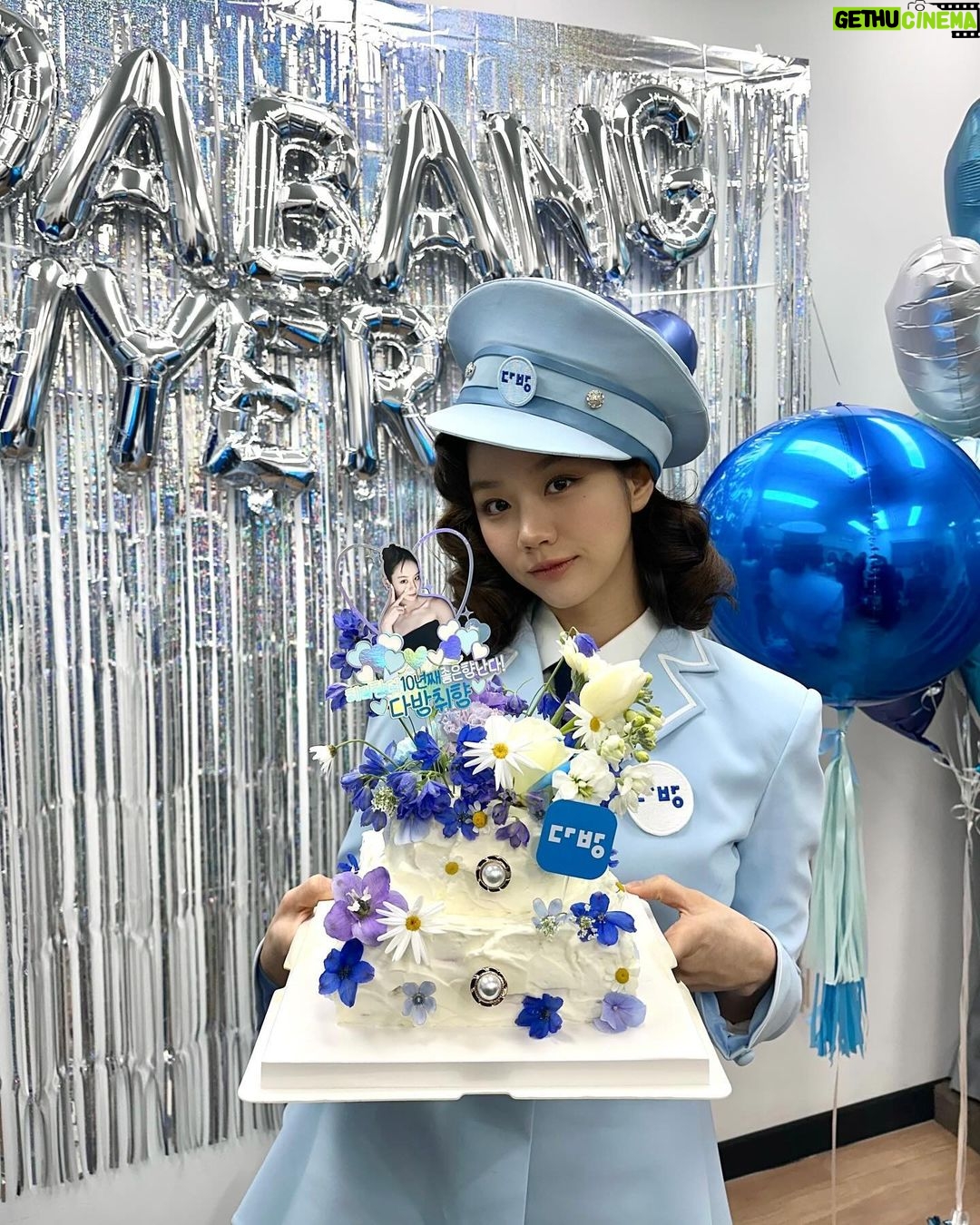 Lee Hye-ri Instagram - 10년을 함께 한다는 건 정말 어마어마한 일이죠 💙 뿌듯하고 감사한 마음을 담아, 진심으로 축하합니다!! 곧 보여드릴 새로운 캠페인도 많이 기대주세요! 혜리가 많이 많이 많이 애정해 다방 @dabang_app 💙💜🧚🏼♂️🐳🫐🍭