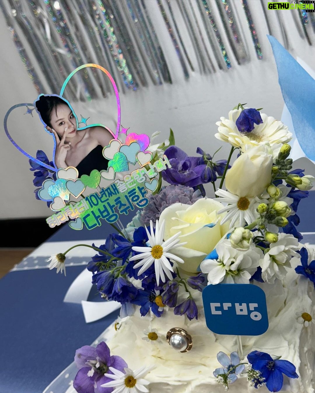 Lee Hye-ri Instagram - 10년을 함께 한다는 건 정말 어마어마한 일이죠 💙 뿌듯하고 감사한 마음을 담아, 진심으로 축하합니다!! 곧 보여드릴 새로운 캠페인도 많이 기대주세요! 혜리가 많이 많이 많이 애정해 다방 @dabang_app 💙💜🧚🏼♂️🐳🫐🍭