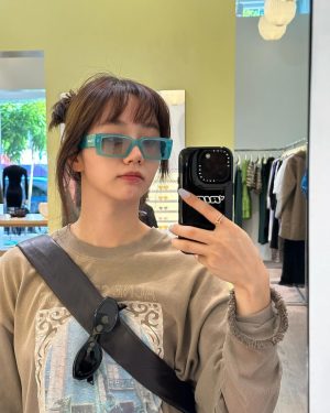 Lee Hye-ri Instagram - 마치 여행 같았던 나의 20대 나의 2023. 안녕!! 🌈