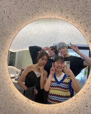 Lee Hye-ri Instagram - 마치 여행 같았던 나의 20대 나의 2023. 안녕!! 🌈