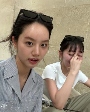 Lee Hye-ri Instagram - 마치 여행 같았던 나의 20대 나의 2023. 안녕!! 🌈