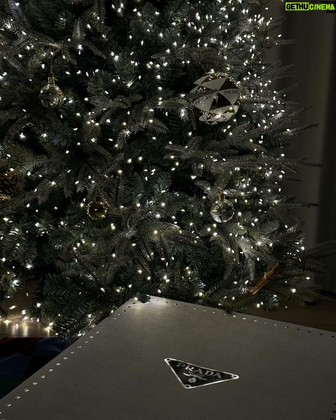 Lee Hye-ri Instagram - #Prada #PradaHoliday23 ❤️🎄