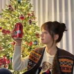 Lee Hye-ri Instagram - #광고 #코카콜라 #CocaCola 코카-콜라가 크리스마스를 기념해서 한정판 제품과 함께 오너먼트를 출시했습니다 ✨✨ 이번 오너먼트는 크리스마스의 코카-콜라 하면 떠오르는 폴라베어와 산타클로스 등 총 8가지입니다 🧸🎁 코카-콜라와 함께하니까 크리스마스가 더 기대돼요 💚❤️ 코카-콜라 오너먼트는 ‘코-크 플레이’ 이벤트를 통해 매일 응모할 수 있다고 해요!!!! 모두 모두 메리 크리스마스 🎄❤️ #코카콜라오너먼트 #크리스마스