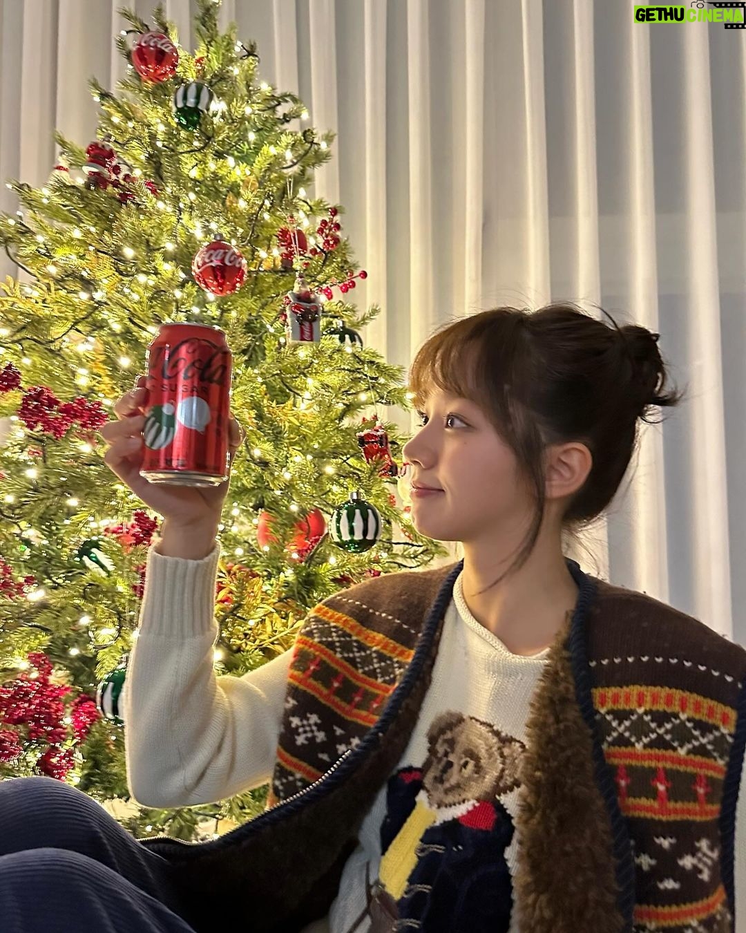 Lee Hye-ri Instagram - #광고 #코카콜라 #CocaCola 코카-콜라가 크리스마스를 기념해서 한정판 제품과 함께 오너먼트를 출시했습니다 ✨✨ 이번 오너먼트는 크리스마스의 코카-콜라 하면 떠오르는 폴라베어와 산타클로스 등 총 8가지입니다 🧸🎁 코카-콜라와 함께하니까 크리스마스가 더 기대돼요 💚❤️ 코카-콜라 오너먼트는 ‘코-크 플레이’ 이벤트를 통해 매일 응모할 수 있다고 해요!!!! 모두 모두 메리 크리스마스 🎄❤️ #코카콜라오너먼트 #크리스마스
