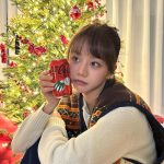 Lee Hye-ri Instagram - #광고 #코카콜라 #CocaCola 코카-콜라가 크리스마스를 기념해서 한정판 제품과 함께 오너먼트를 출시했습니다 ✨✨ 이번 오너먼트는 크리스마스의 코카-콜라 하면 떠오르는 폴라베어와 산타클로스 등 총 8가지입니다 🧸🎁 코카-콜라와 함께하니까 크리스마스가 더 기대돼요 💚❤️ 코카-콜라 오너먼트는 ‘코-크 플레이’ 이벤트를 통해 매일 응모할 수 있다고 해요!!!! 모두 모두 메리 크리스마스 🎄❤️ #코카콜라오너먼트 #크리스마스