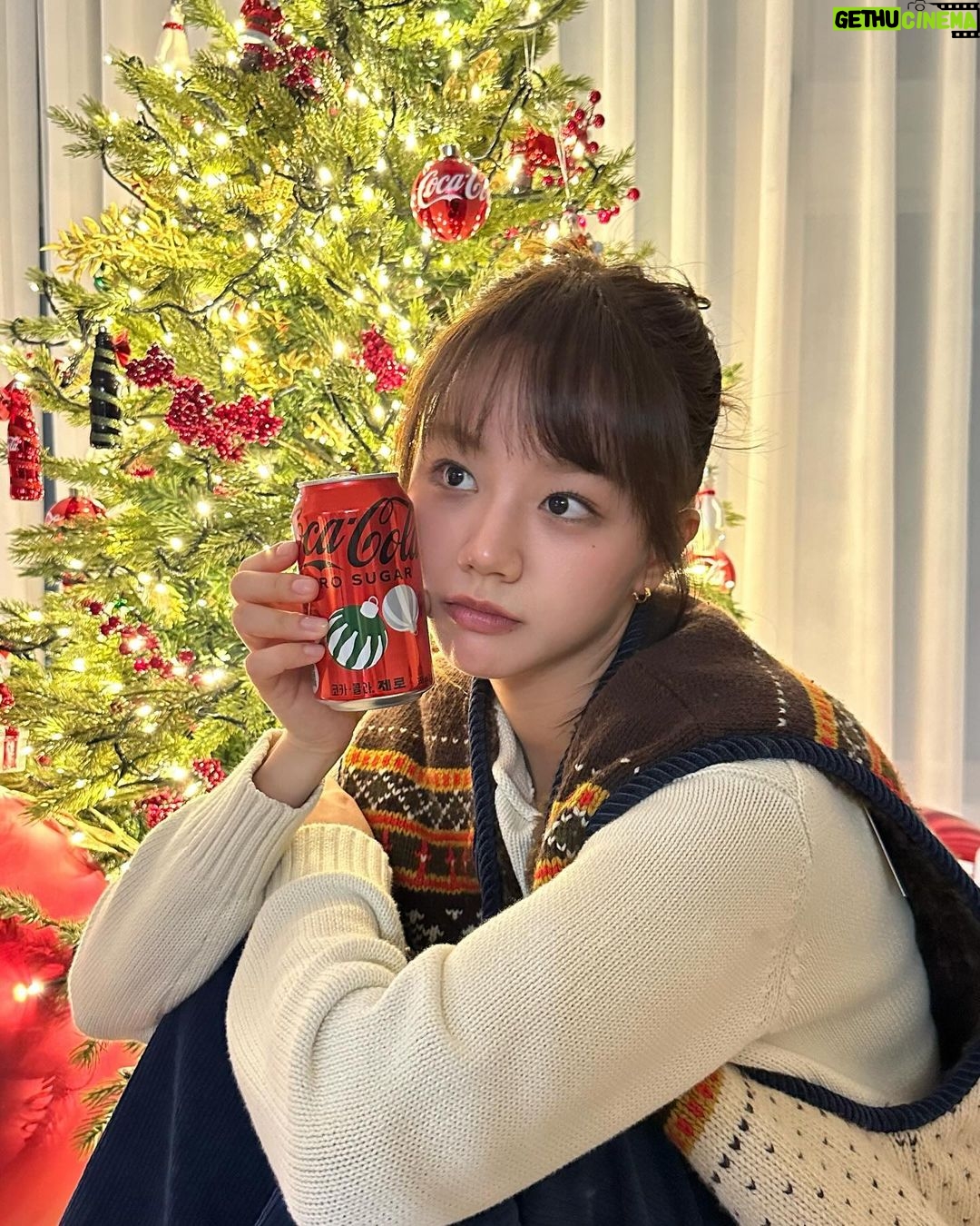 Lee Hye-ri Instagram - #광고 #코카콜라 #CocaCola 코카-콜라가 크리스마스를 기념해서 한정판 제품과 함께 오너먼트를 출시했습니다 ✨✨ 이번 오너먼트는 크리스마스의 코카-콜라 하면 떠오르는 폴라베어와 산타클로스 등 총 8가지입니다 🧸🎁 코카-콜라와 함께하니까 크리스마스가 더 기대돼요 💚❤️ 코카-콜라 오너먼트는 ‘코-크 플레이’ 이벤트를 통해 매일 응모할 수 있다고 해요!!!! 모두 모두 메리 크리스마스 🎄❤️ #코카콜라오너먼트 #크리스마스
