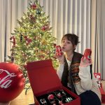 Lee Hye-ri Instagram - #광고 #코카콜라 #CocaCola 코카-콜라가 크리스마스를 기념해서 한정판 제품과 함께 오너먼트를 출시했습니다 ✨✨ 이번 오너먼트는 크리스마스의 코카-콜라 하면 떠오르는 폴라베어와 산타클로스 등 총 8가지입니다 🧸🎁 코카-콜라와 함께하니까 크리스마스가 더 기대돼요 💚❤️ 코카-콜라 오너먼트는 ‘코-크 플레이’ 이벤트를 통해 매일 응모할 수 있다고 해요!!!! 모두 모두 메리 크리스마스 🎄❤️ #코카콜라오너먼트 #크리스마스