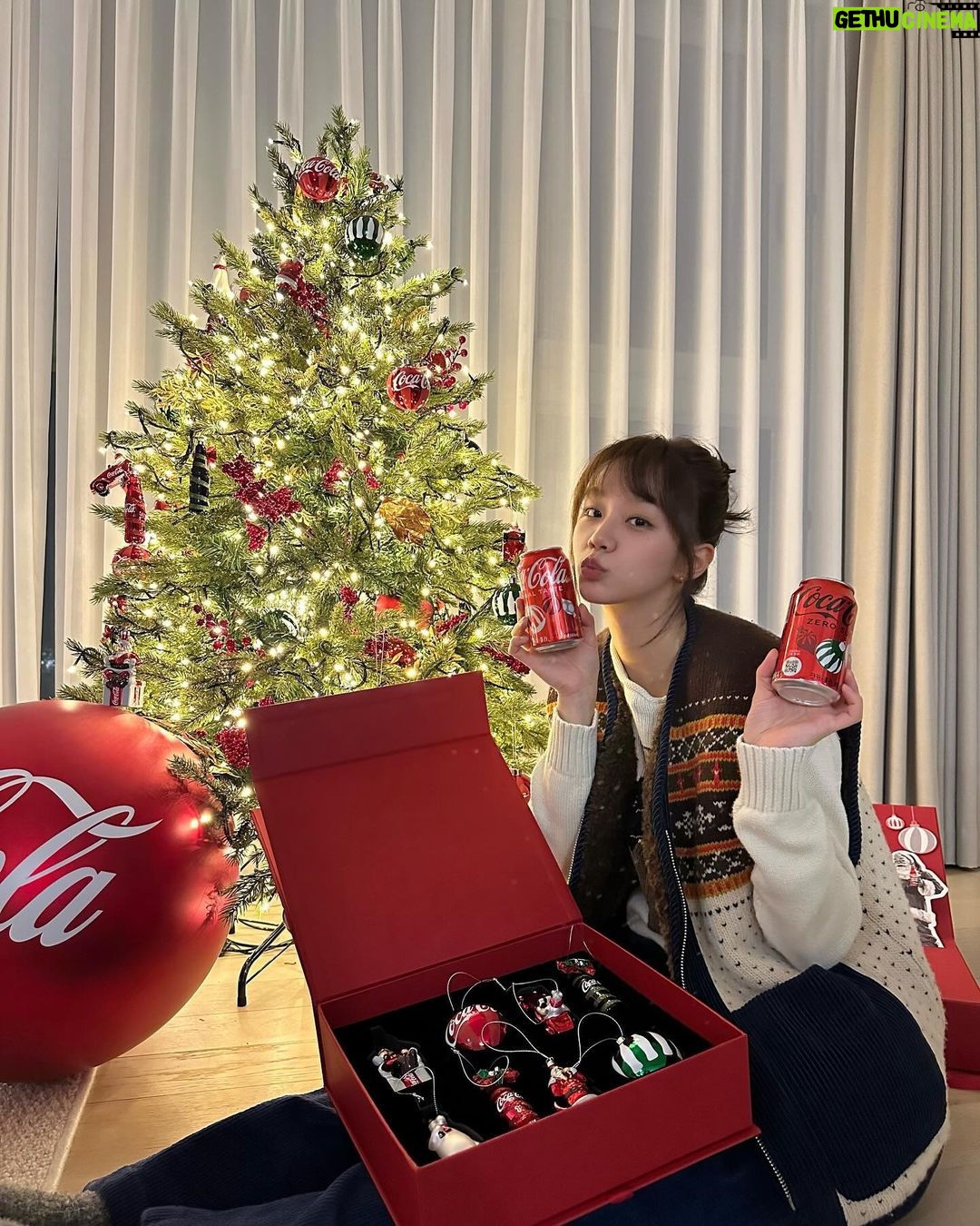 Lee Hye-ri Instagram - #광고 #코카콜라 #CocaCola 코카-콜라가 크리스마스를 기념해서 한정판 제품과 함께 오너먼트를 출시했습니다 ✨✨ 이번 오너먼트는 크리스마스의 코카-콜라 하면 떠오르는 폴라베어와 산타클로스 등 총 8가지입니다 🧸🎁 코카-콜라와 함께하니까 크리스마스가 더 기대돼요 💚❤️ 코카-콜라 오너먼트는 ‘코-크 플레이’ 이벤트를 통해 매일 응모할 수 있다고 해요!!!! 모두 모두 메리 크리스마스 🎄❤️ #코카콜라오너먼트 #크리스마스
