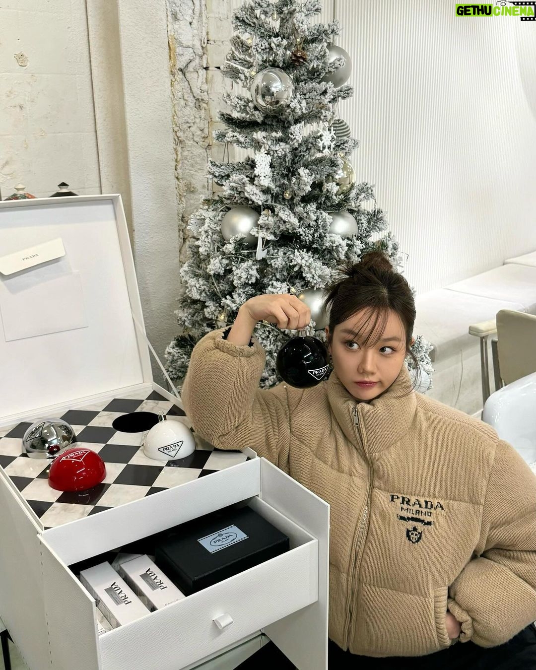 Lee Hye-ri Instagram - #Prada #PradaHoliday23 ❤️🎄
