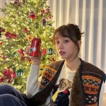 Lee Hye-ri Instagram - #광고 #코카콜라 #CocaCola 코카-콜라가 크리스마스를 기념해서 한정판 제품과 함께 오너먼트를 출시했습니다 ✨✨ 이번 오너먼트는 크리스마스의 코카-콜라 하면 떠오르는 폴라베어와 산타클로스 등 총 8가지입니다 🧸🎁 코카-콜라와 함께하니까 크리스마스가 더 기대돼요 💚❤️ 코카-콜라 오너먼트는 ‘코-크 플레이’ 이벤트를 통해 매일 응모할 수 있다고 해요!!!! 모두 모두 메리 크리스마스 🎄❤️ #코카콜라오너먼트 #크리스마스