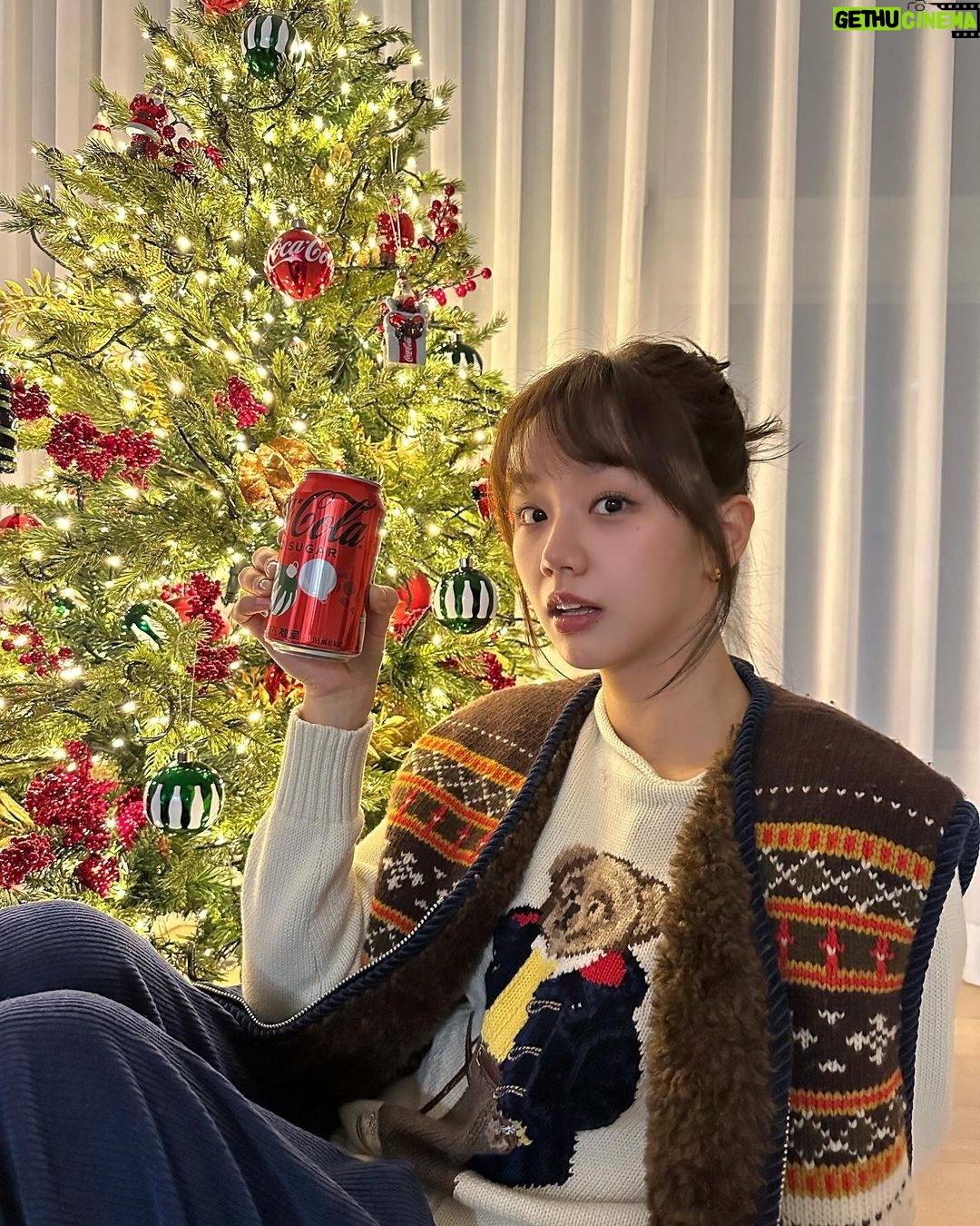 Lee Hye-ri Instagram - #광고 #코카콜라 #CocaCola 코카-콜라가 크리스마스를 기념해서 한정판 제품과 함께 오너먼트를 출시했습니다 ✨✨ 이번 오너먼트는 크리스마스의 코카-콜라 하면 떠오르는 폴라베어와 산타클로스 등 총 8가지입니다 🧸🎁 코카-콜라와 함께하니까 크리스마스가 더 기대돼요 💚❤️ 코카-콜라 오너먼트는 ‘코-크 플레이’ 이벤트를 통해 매일 응모할 수 있다고 해요!!!! 모두 모두 메리 크리스마스 🎄❤️ #코카콜라오너먼트 #크리스마스