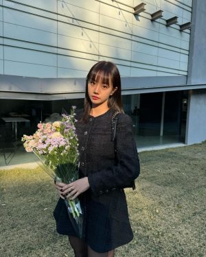 Lee Hye-ri Instagram - “혜리야 나 결혼해. 축사 부탁해도 될까?”

여러가지 감정이 뒤섞였던 날이 엊그제 같은데… 울언니 오늘 결혼했어요 🥹🤍
세상에서 제일 예뻤던 소진언니💗
지구에서 제일 많이 축하해요!!!! 행복해야해요🌷🌷