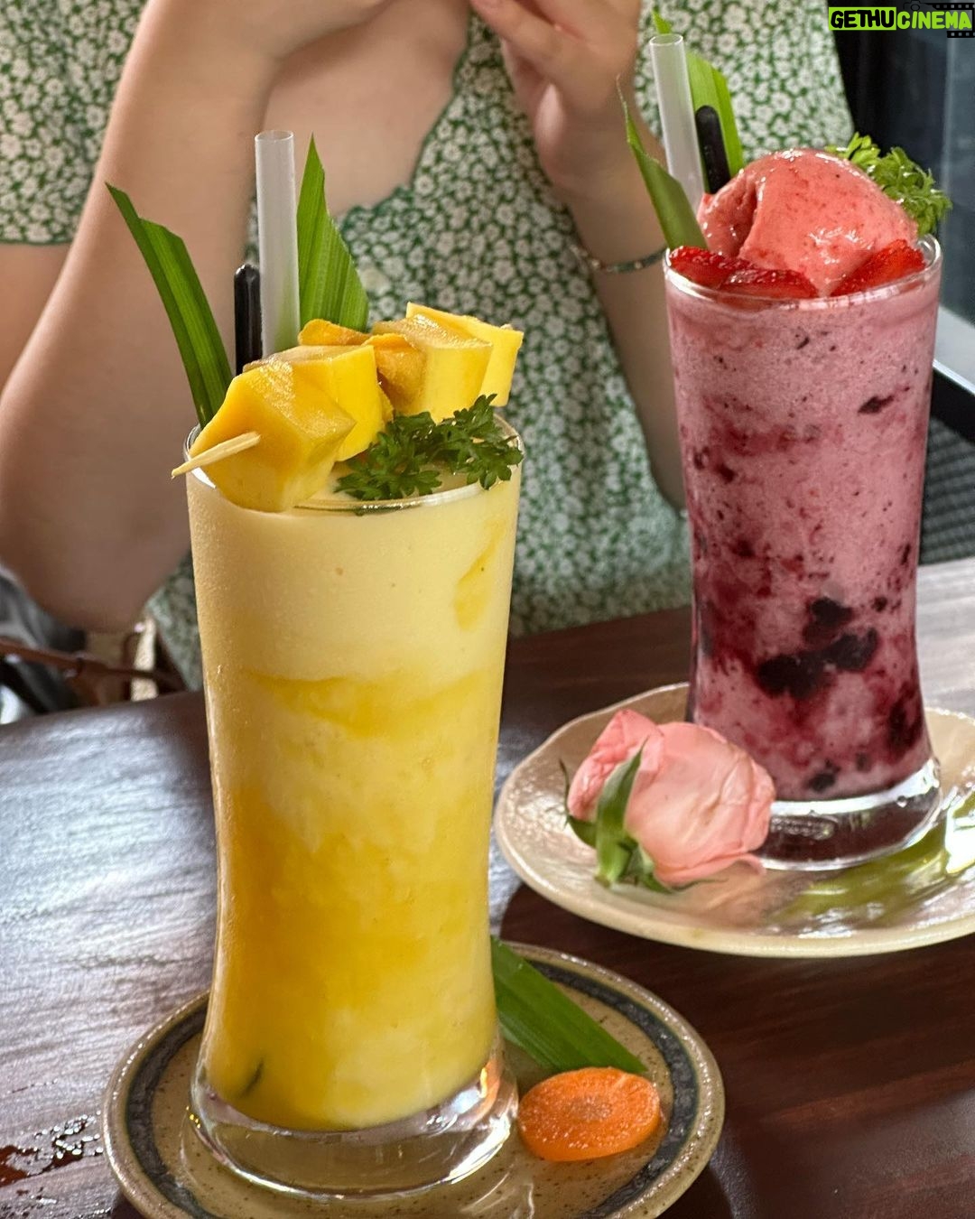Lee Hye-ri Instagram - 수박 좋아 망고 좋아 나쨩 좋아 🍉🌴👙