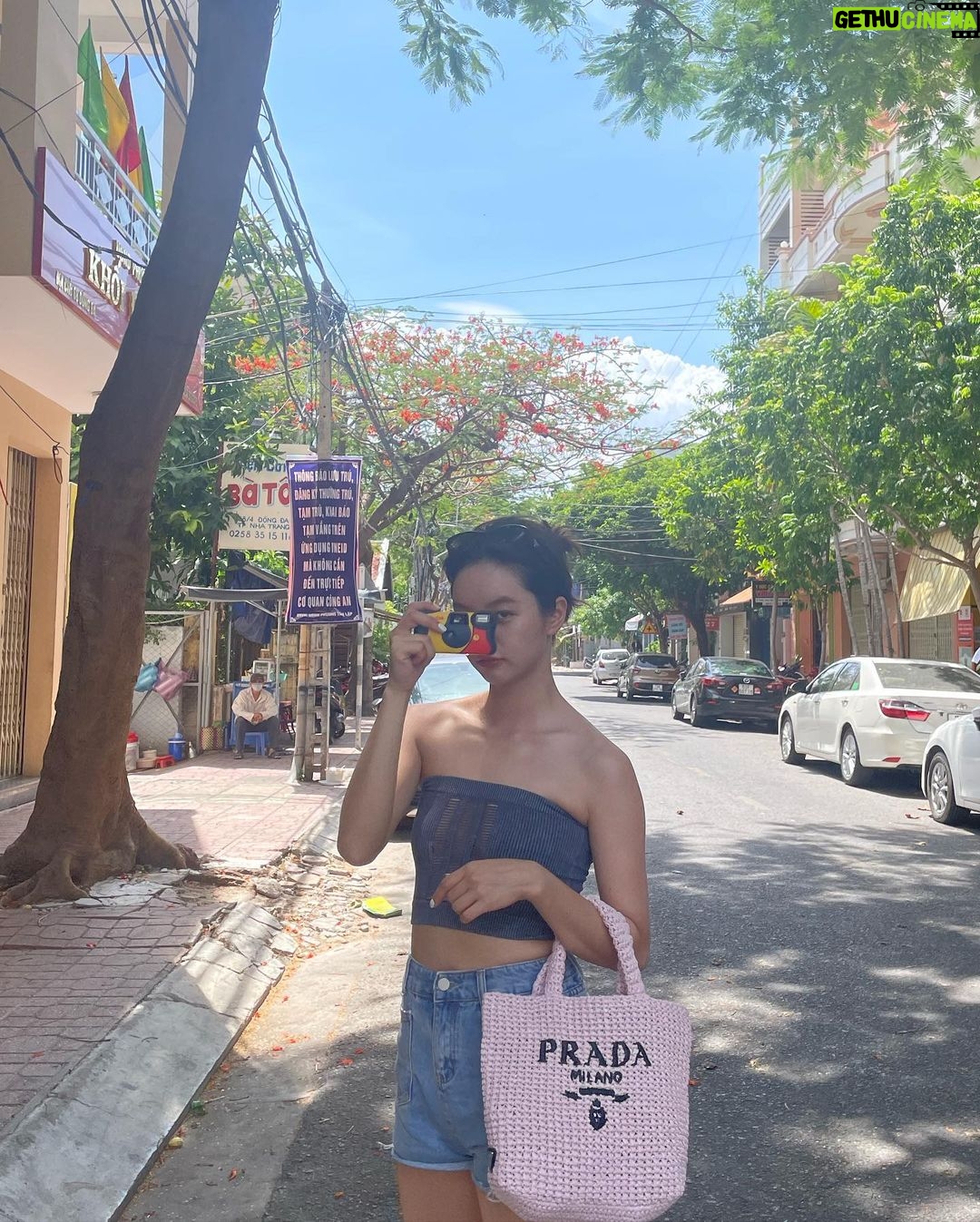 Lee Hye-ri Instagram - 수박 좋아 망고 좋아 나쨩 좋아 🍉🌴👙