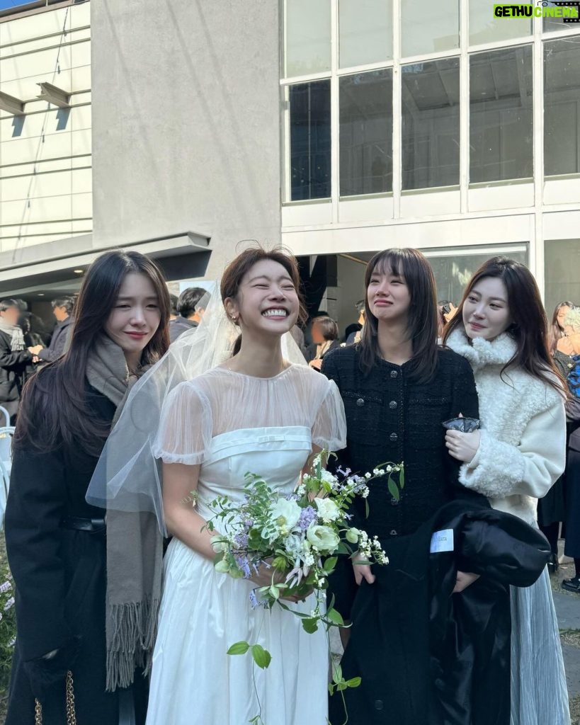 Lee Hye-ri Instagram - “혜리야 나 결혼해. 축사 부탁해도 될까?” 여러가지 감정이 뒤섞였던 날이 엊그제 같은데… 울언니 오늘 결혼했어요 🥹🤍 세상에서 제일 예뻤던 소진언니💗 지구에서 제일 많이 축하해요!!!! 행복해야해요🌷🌷