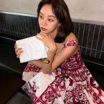 Lee Hye-ri Instagram - hot summer ! 🍒🔥 @dolcegabbana 🤍 #돌체앤가바나 #dolcegabbana #DG로고백 #DGLogoBag