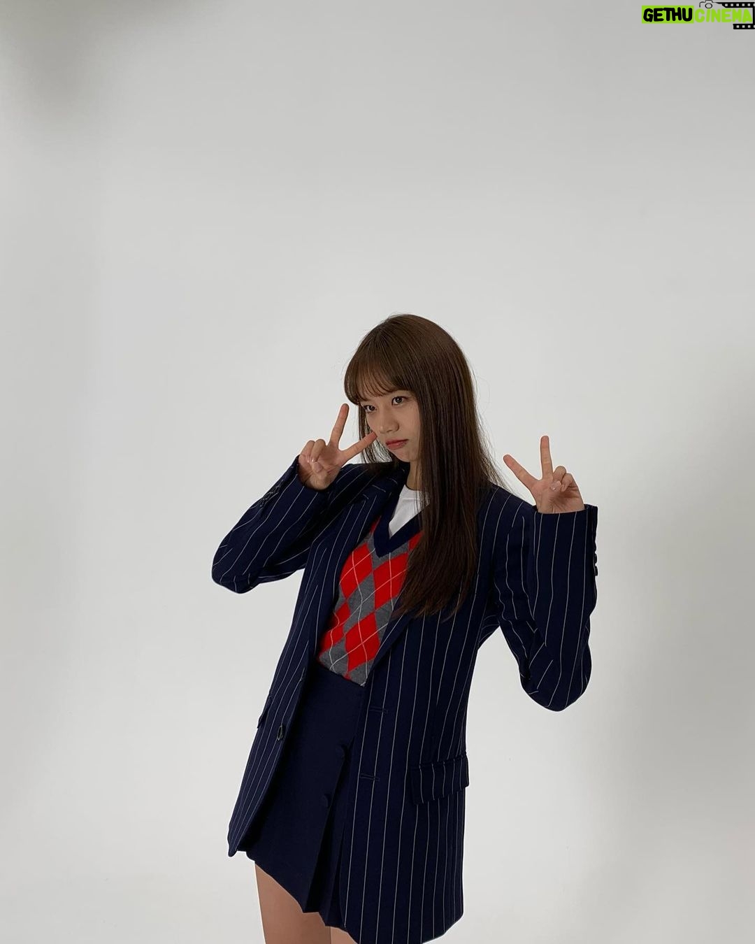 Lee Hye-ri Instagram - 포스터 촬영 때 많이 예뻤네…… @hmlycp