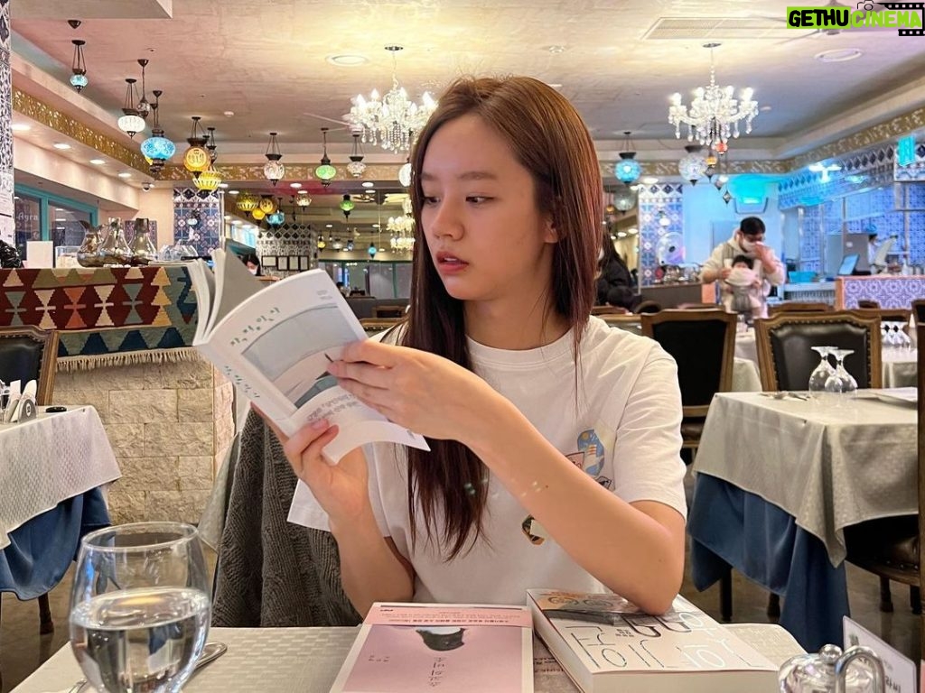 Lee Hye-ri Instagram - 서점은 오랜만에 가도 언제나 기분이 좋아지는 곳 📚