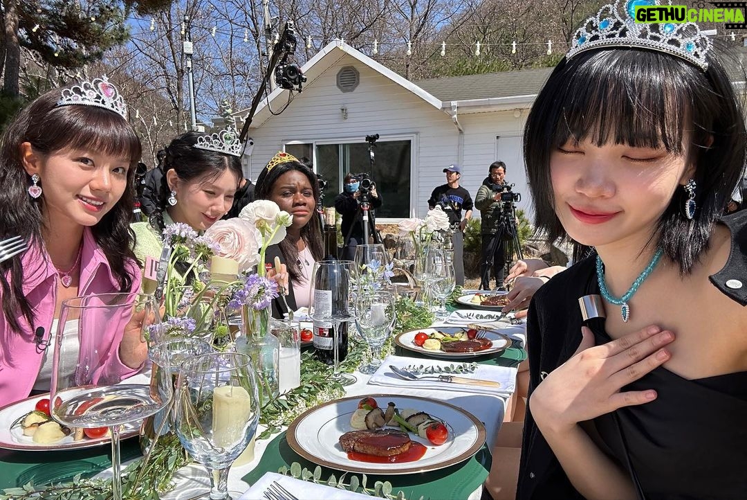 Lee Hye-ri Instagram - 지금까지 혜미리예채파를 사랑해주셔서 감사합니다 💗 좋은 칭구들을 만나서 행복한 시간이었습니다!! 우리 또 만나 언젠가 🥰