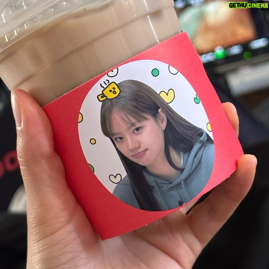 Lee Hye-ri Instagram - 며칠 전부터 밀크티 먹고싶었는데 어떻게 알았지…… @hmlycp 🫶🏼