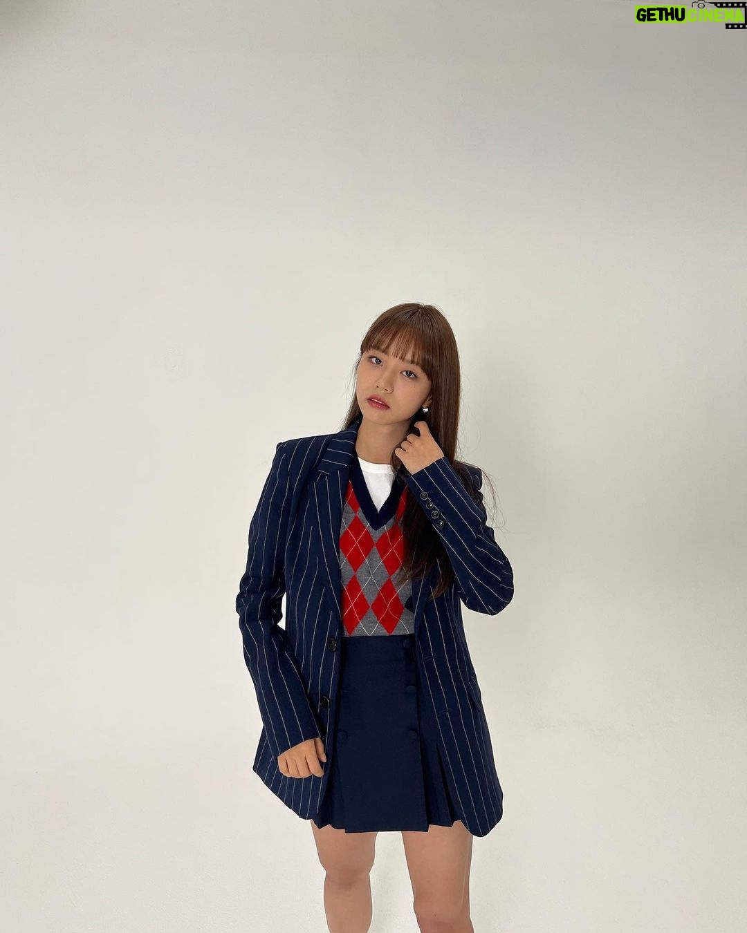 Lee Hye-ri Instagram - 포스터 촬영 때 많이 예뻤네…… @hmlycp