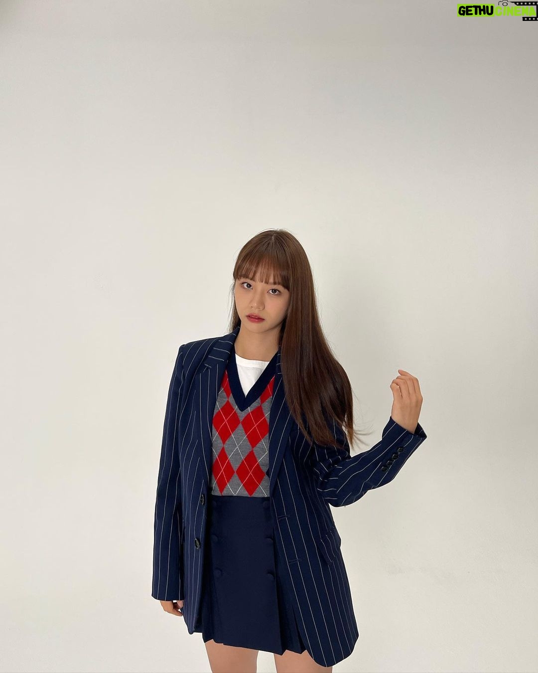 Lee Hye-ri Instagram - 포스터 촬영 때 많이 예뻤네…… @hmlycp