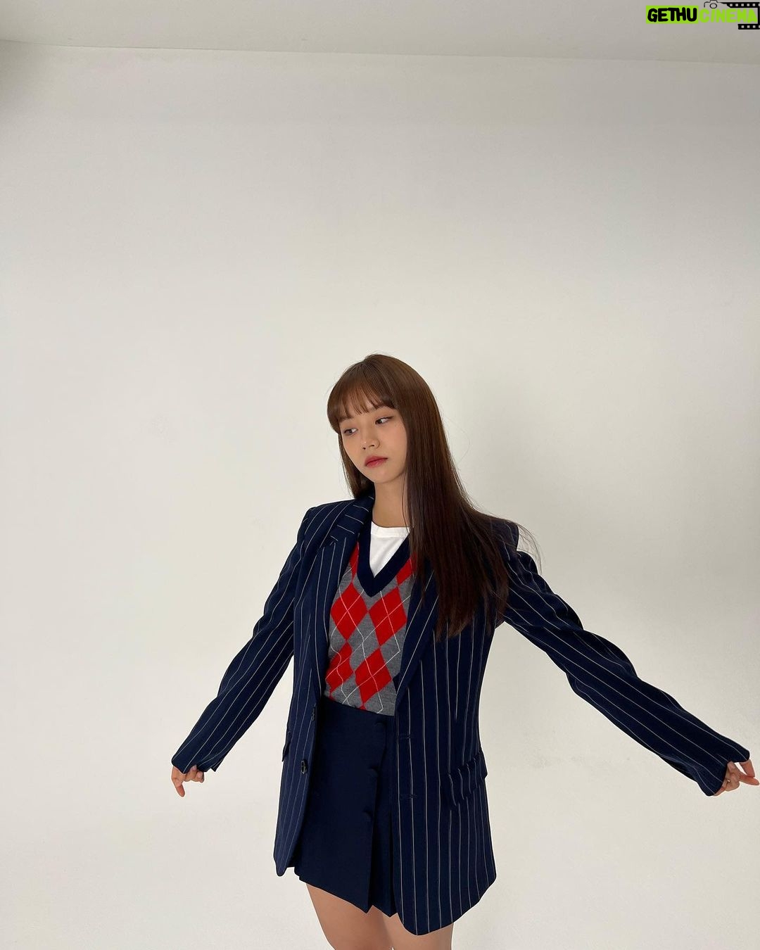 Lee Hye-ri Instagram - 포스터 촬영 때 많이 예뻤네…… @hmlycp