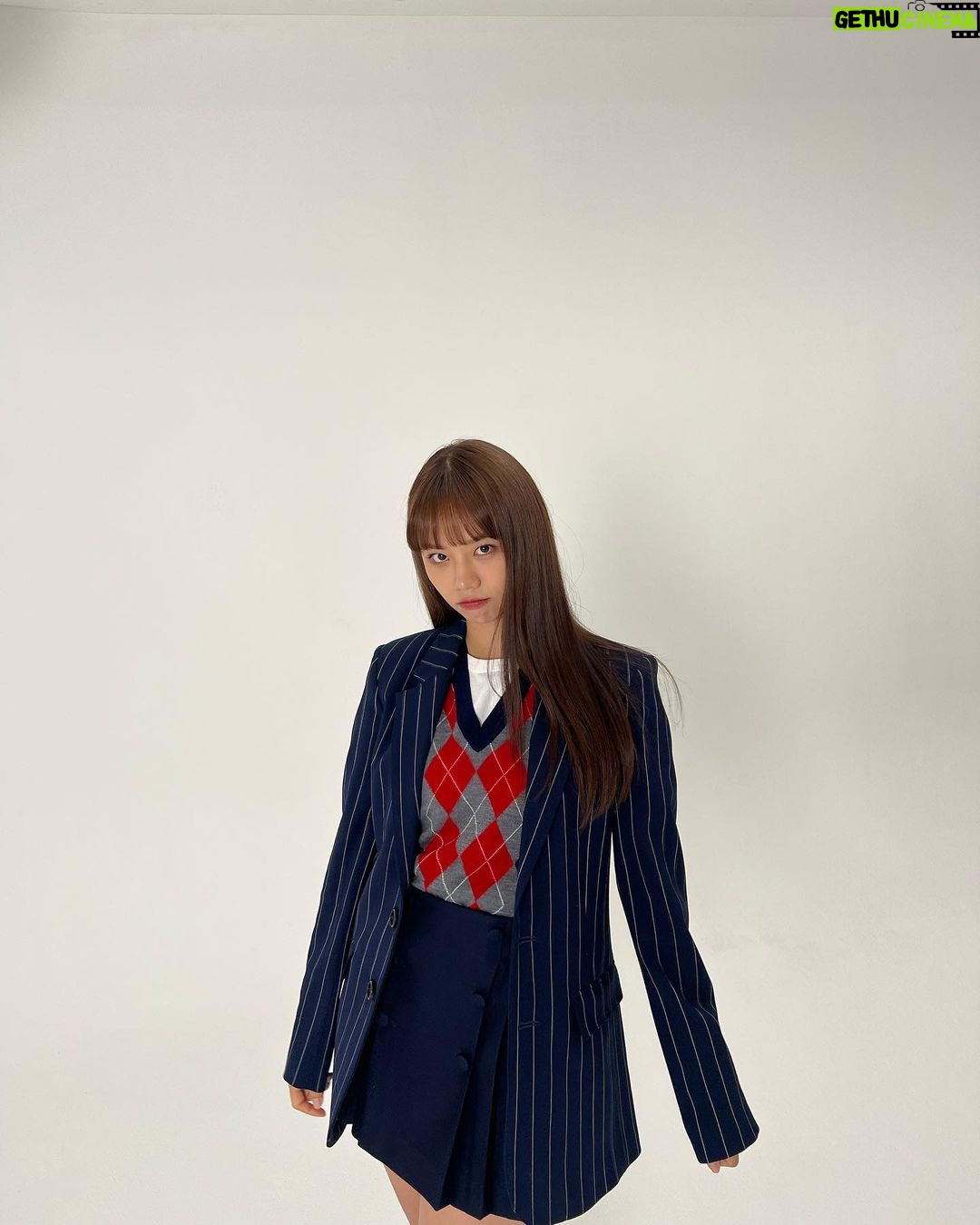 Lee Hye-ri Instagram - 포스터 촬영 때 많이 예뻤네…… @hmlycp
