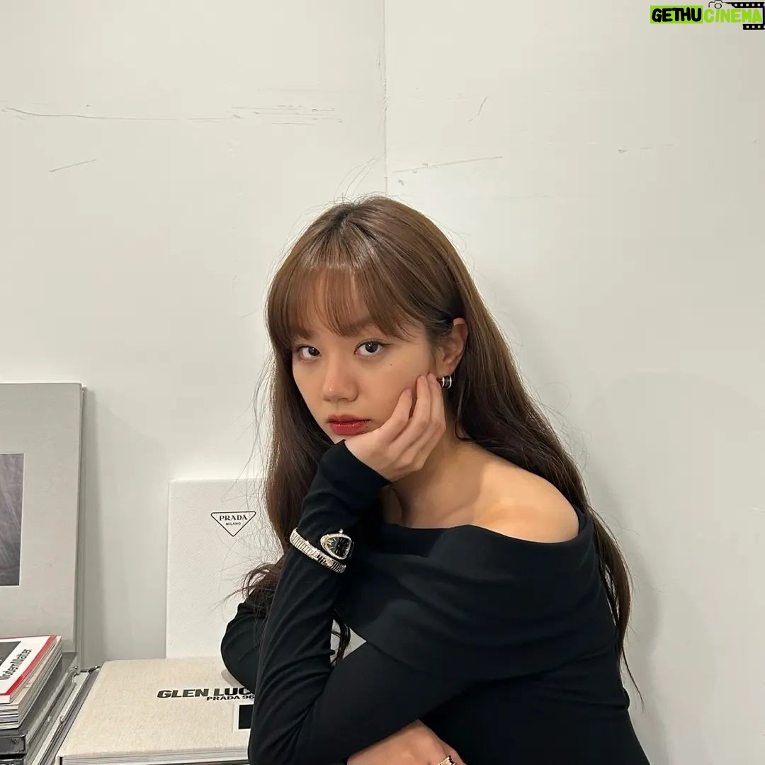 Lee Hye-ri Instagram - #광고 #불가리 #Serpenti #SerpentiTubogas 🩶