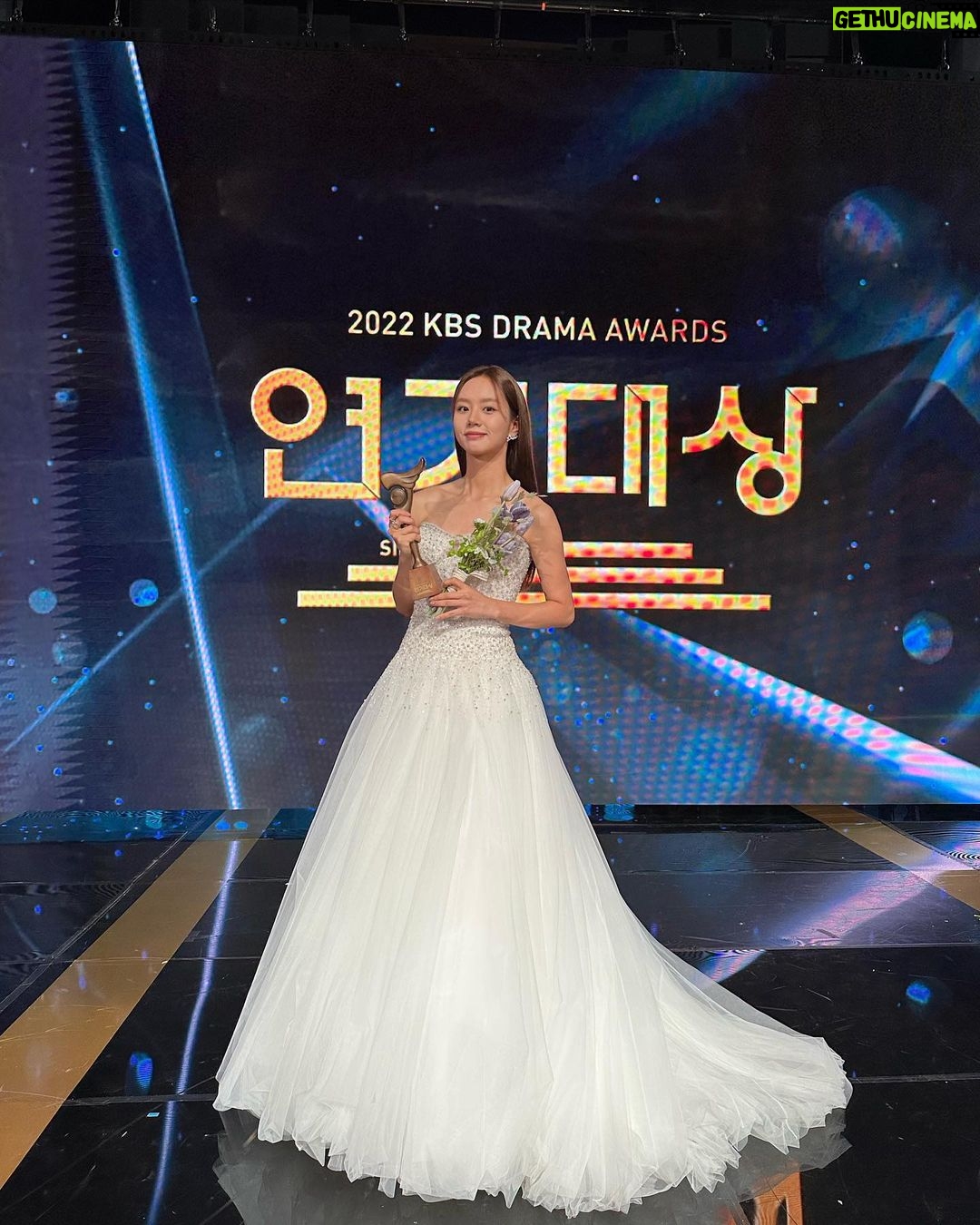 Lee Hye-ri Instagram - 2022년을 이렇게 뜻깊게 마무리할 수 있어서 행복해요! 올해 많이 많이 사랑해 주셔서 감사드립니다. 보답하려고 애쓰는 마음으로 새해를 맞이할게요!!!! 새해 복 많이 받으세요 여러분 💘