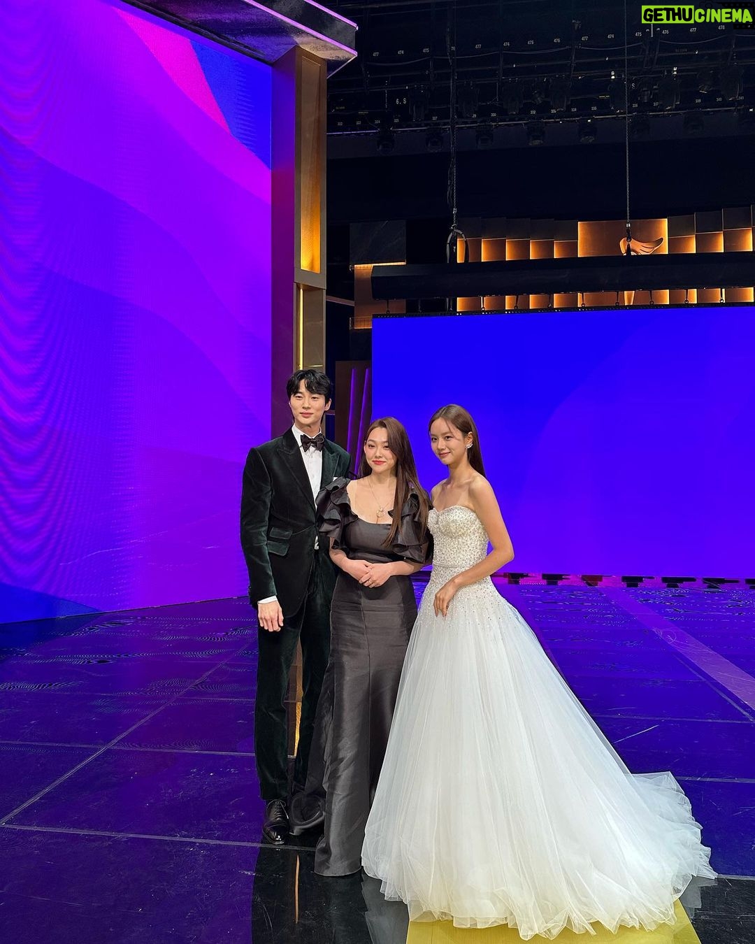 Lee Hye-ri Instagram - 2022년을 이렇게 뜻깊게 마무리할 수 있어서 행복해요! 올해 많이 많이 사랑해 주셔서 감사드립니다. 보답하려고 애쓰는 마음으로 새해를 맞이할게요!!!! 새해 복 많이 받으세요 여러분 💘