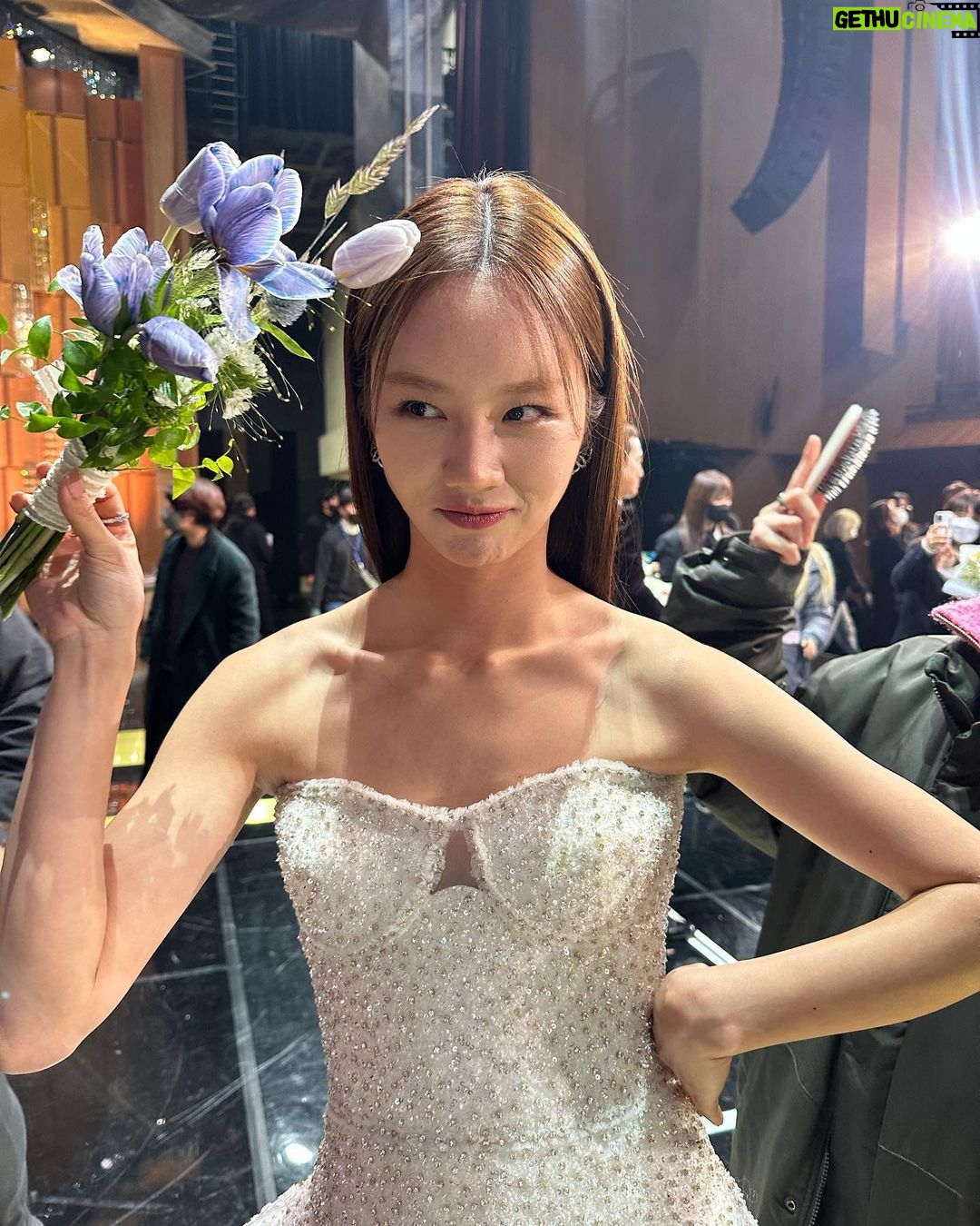 Lee Hye-ri Instagram - 2022년을 이렇게 뜻깊게 마무리할 수 있어서 행복해요! 올해 많이 많이 사랑해 주셔서 감사드립니다. 보답하려고 애쓰는 마음으로 새해를 맞이할게요!!!! 새해 복 많이 받으세요 여러분 💘