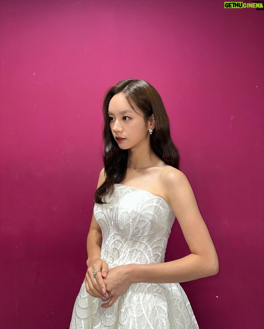 Lee Hye-ri Instagram - 여러분 덕분입니다 🥺 잊지않고 늘 열심히 노력하는 배우가 되겠습니다 !!!! 🔥❤️