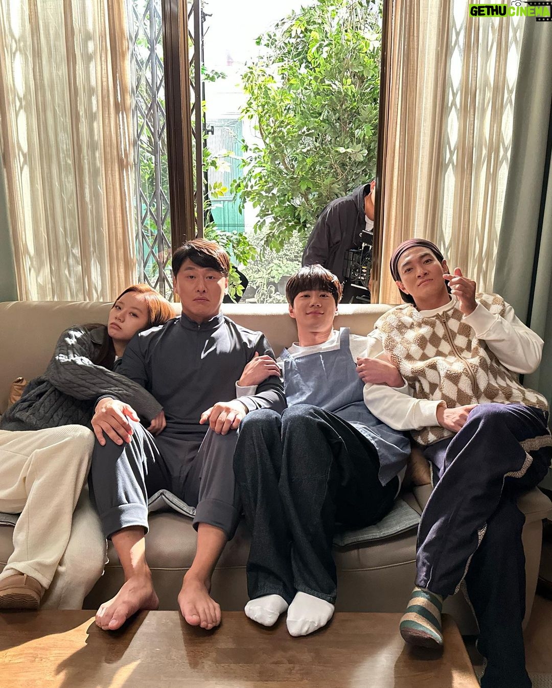 Lee Hye-ri Instagram - 지금까지 일당백집사와 동주을 사랑해주신 시청자 여러분 진심으로 감사드립니다 💝 덕분에 저도 너무나 행복한 시간이었습니다! 오래 오래 잊지 못할 거예요 💛 동주야 늘 행복해야 해 !!!!