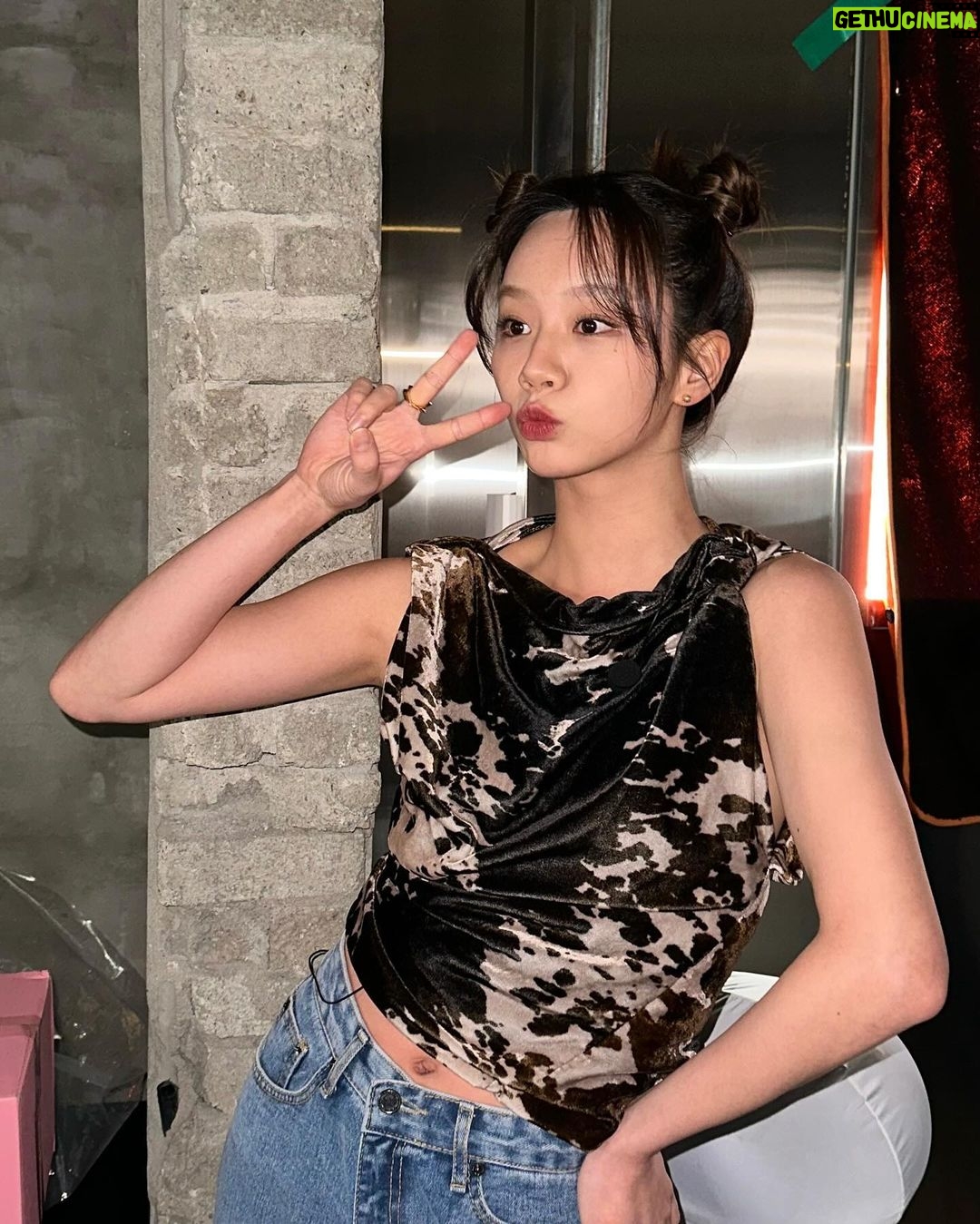 Lee Hye-ri Instagram - 혤스클럽 다음 게스트는???? 두구 두구 (힌트 : 뿌까머리)