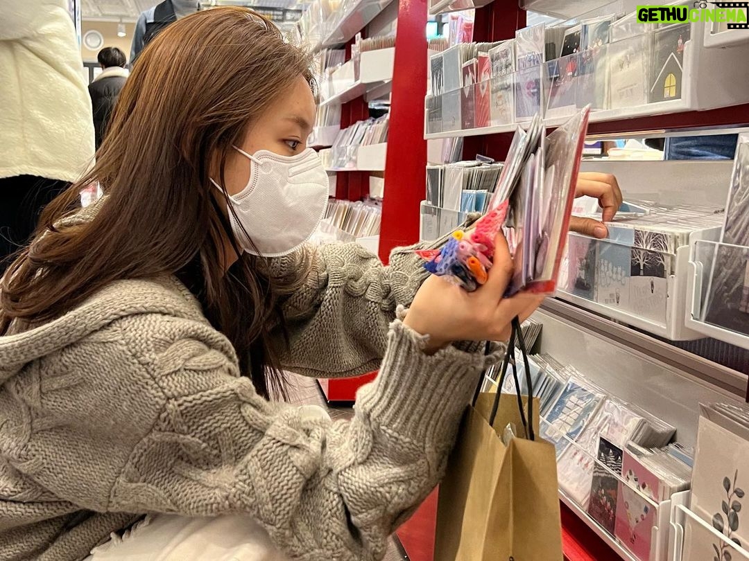 Lee Hye-ri Instagram - 서점은 오랜만에 가도 언제나 기분이 좋아지는 곳 📚