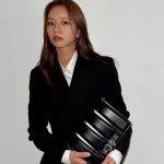 Lee Hye-ri Instagram - 혜리의 알렉산더 맥퀸 슬래쉬 백 ✨ #McQueenPreSS23 #McQueenSlashBag #AlexanderMcQueen @AlexanderMcQueen