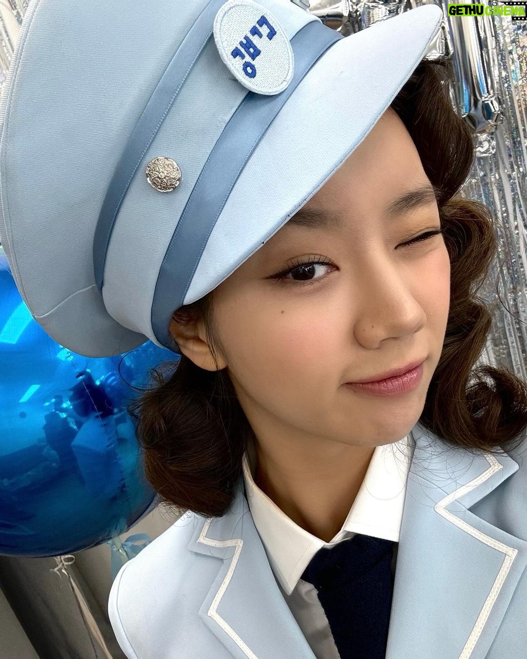 Lee Hye-ri Instagram - 10년을 함께 한다는 건 정말 어마어마한 일이죠 💙 뿌듯하고 감사한 마음을 담아, 진심으로 축하합니다!! 곧 보여드릴 새로운 캠페인도 많이 기대주세요! 혜리가 많이 많이 많이 애정해 다방 @dabang_app 💙💜🧚🏼♂️🐳🫐🍭