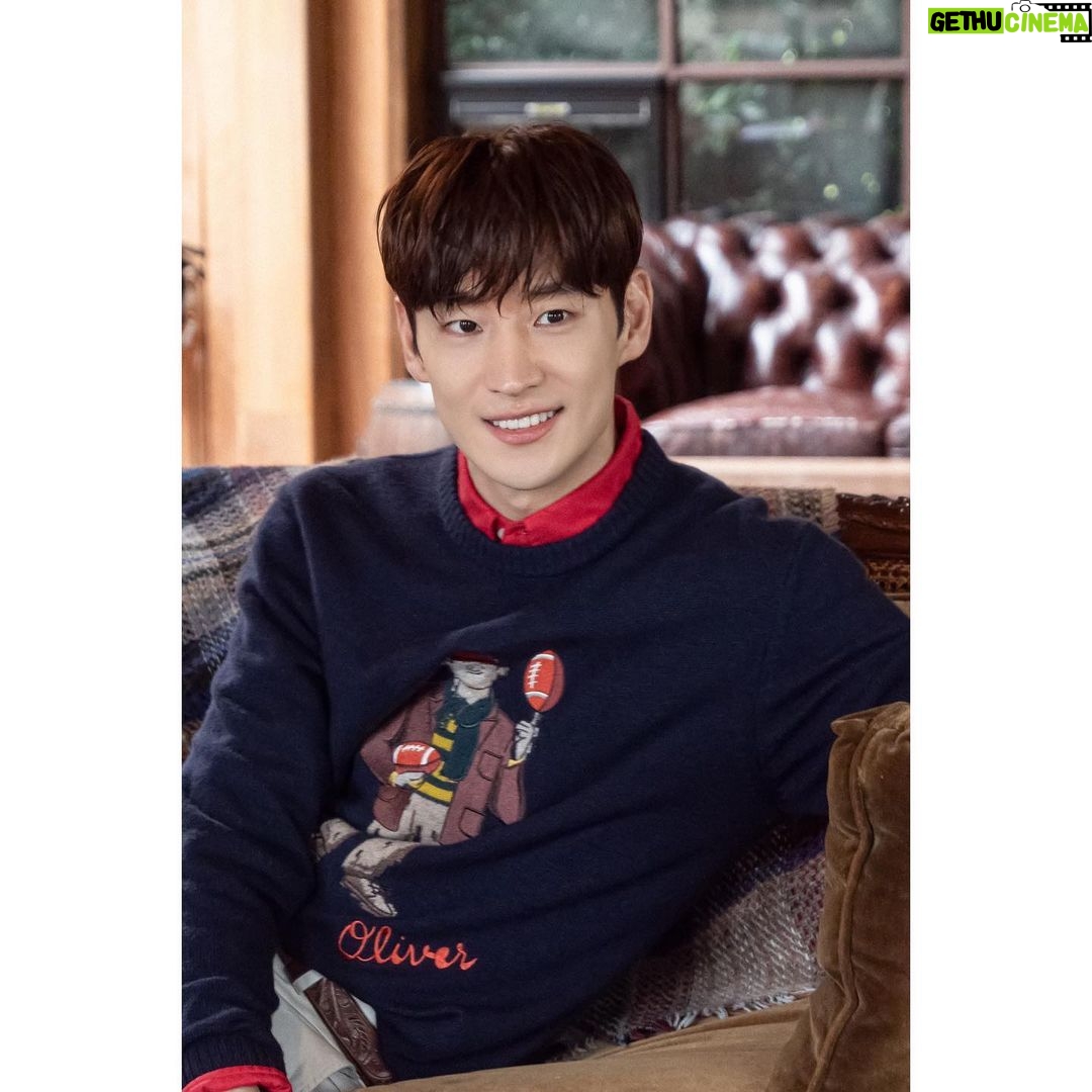 Lee Je-hoon Instagram - ⠀ 여러분~* 날씨가 너무 추워졌어요🥺 모두 따뜻하게 챙겨 입으시고 감기 조심하세요🍂🍁 #올젠 #olzen @olzen_official