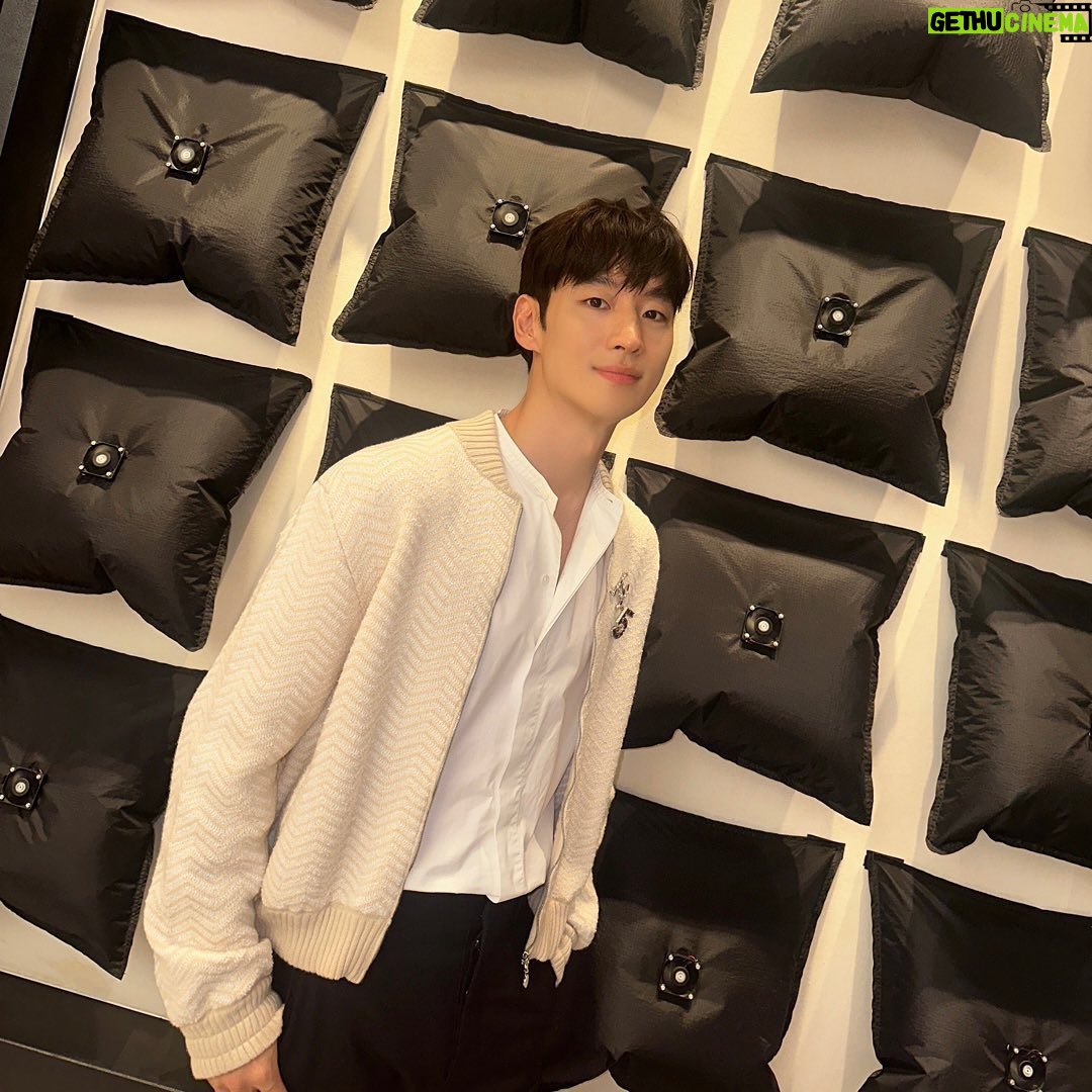 Lee Je-hoon Instagram - ⠀ @chanelofficial @friezeofficial #CHANEL #샤넬패션 #샤넬아트앤컬쳐