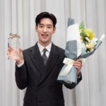 Lee Je-hoon Instagram - ⠀ 2023 뉴시스 한류 엑스포에서 문화체육관광부 장관상을 수상하게 되었습니다. 아직 많이 부족하고 노력해야 하는데 이렇게 영광스러운 상을 주셔서 진심으로 감사드립니다. 저를 응원해 주신 모든 분들과 초대해 주신 뉴시스 한류 엑스포 관계자 여러분께 감사의 인사 전합니다. 앞으로도 K-콘텐츠가 많은 사랑을 받을 수 있도록 최선을 다하겠습니다. 그리고 궂은 날씨에 먼 길 와준 우리 팬 여러분들도 감사드려요.🩶