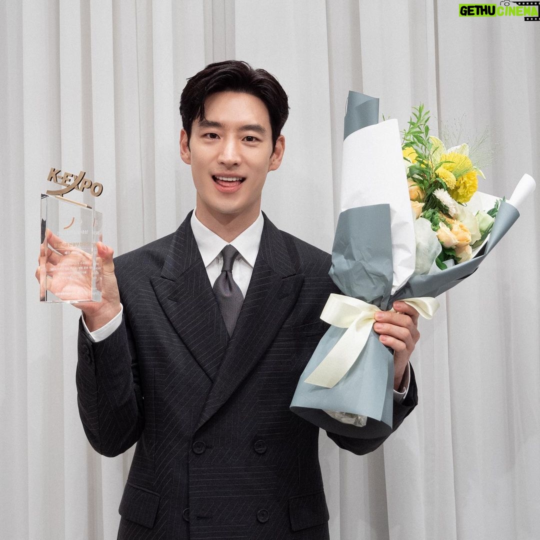 Lee Je-hoon Instagram - ⠀ 2023 뉴시스 한류 엑스포에서 문화체육관광부 장관상을 수상하게 되었습니다. 아직 많이 부족하고 노력해야 하는데 이렇게 영광스러운 상을 주셔서 진심으로 감사드립니다. 저를 응원해 주신 모든 분들과 초대해 주신 뉴시스 한류 엑스포 관계자 여러분께 감사의 인사 전합니다. 앞으로도 K-콘텐츠가 많은 사랑을 받을 수 있도록 최선을 다하겠습니다. 그리고 궂은 날씨에 먼 길 와준 우리 팬 여러분들도 감사드려요.🩶