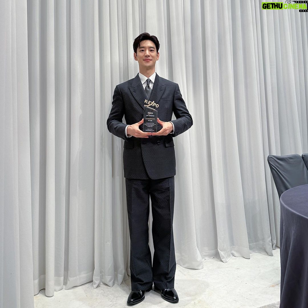 Lee Je-hoon Instagram - ⠀ 2023 뉴시스 한류 엑스포에서 문화체육관광부 장관상을 수상하게 되었습니다. 아직 많이 부족하고 노력해야 하는데 이렇게 영광스러운 상을 주셔서 진심으로 감사드립니다. 저를 응원해 주신 모든 분들과 초대해 주신 뉴시스 한류 엑스포 관계자 여러분께 감사의 인사 전합니다. 앞으로도 K-콘텐츠가 많은 사랑을 받을 수 있도록 최선을 다하겠습니다. 그리고 궂은 날씨에 먼 길 와준 우리 팬 여러분들도 감사드려요.🩶